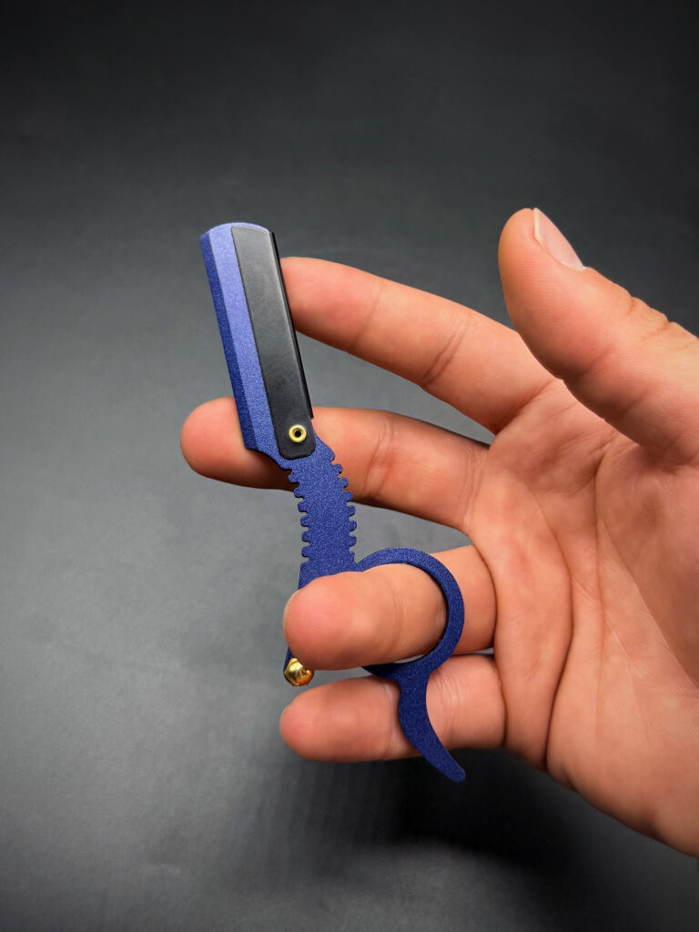Mini metallic razor