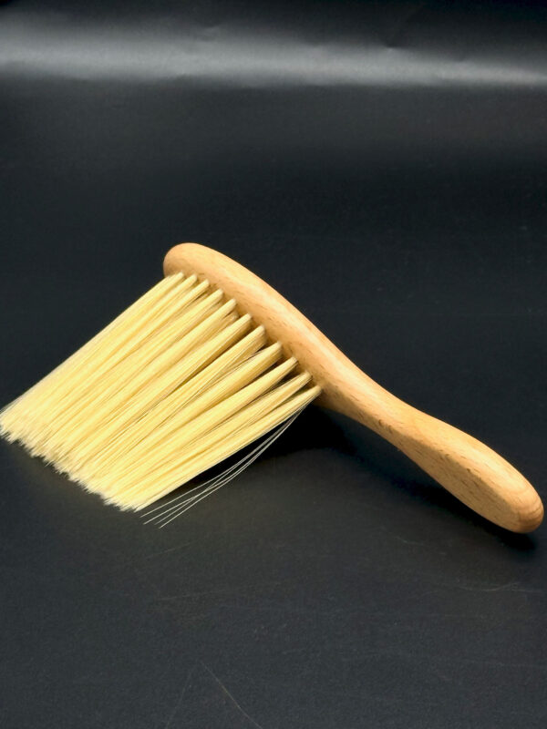 Dusting brush
