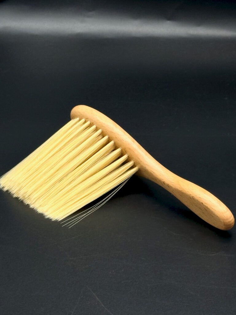 Dusting brush