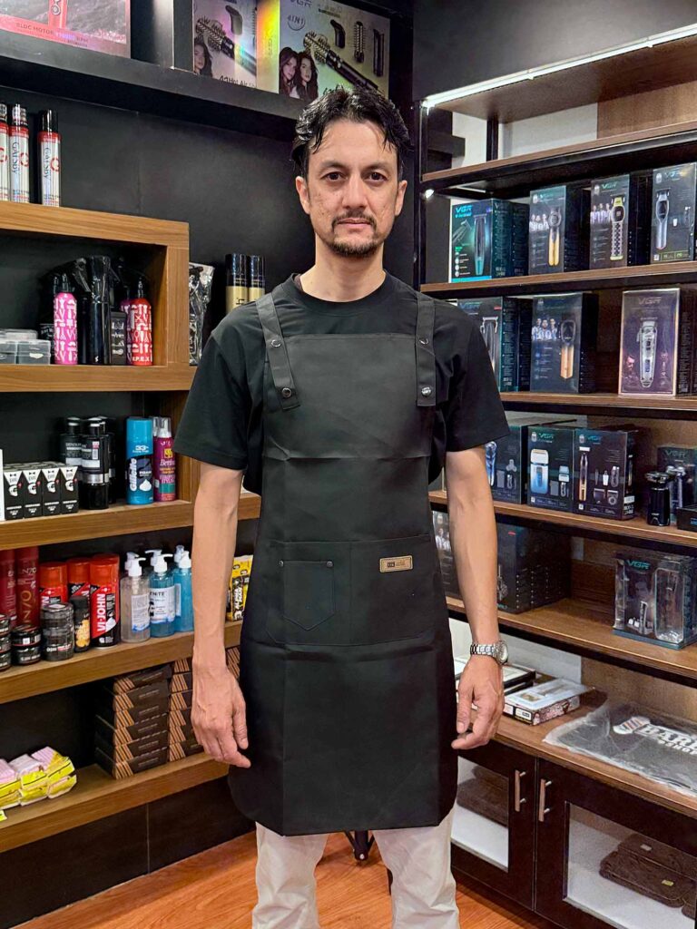 Buttoned self apron