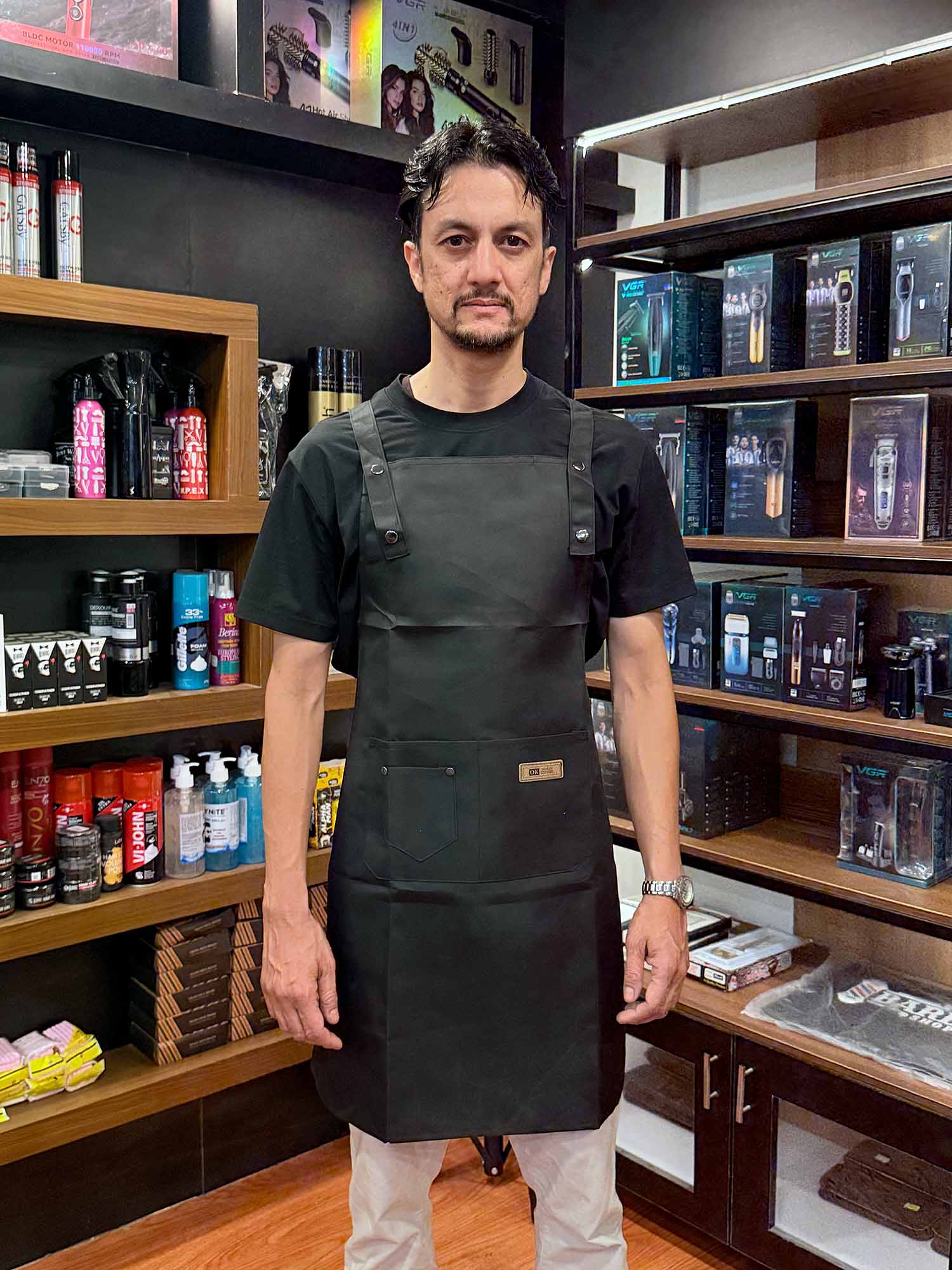 Buttoned self apron